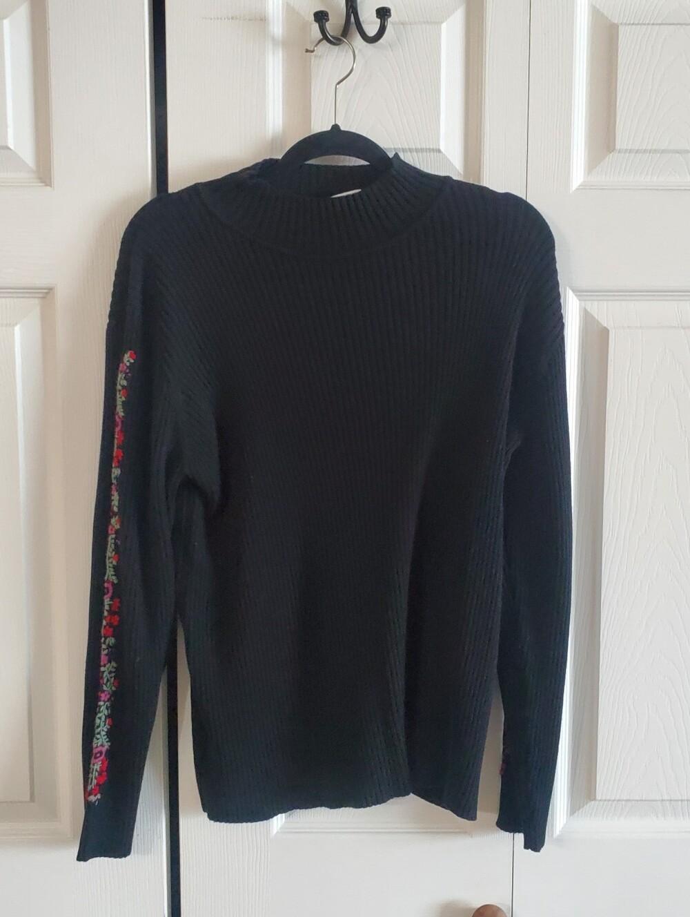 ST.JOHNS BAY WOMAN SZ 2X. BLACK KNIT RIBBED STRETCH EMBROIDERY SLEEVES. BOHO